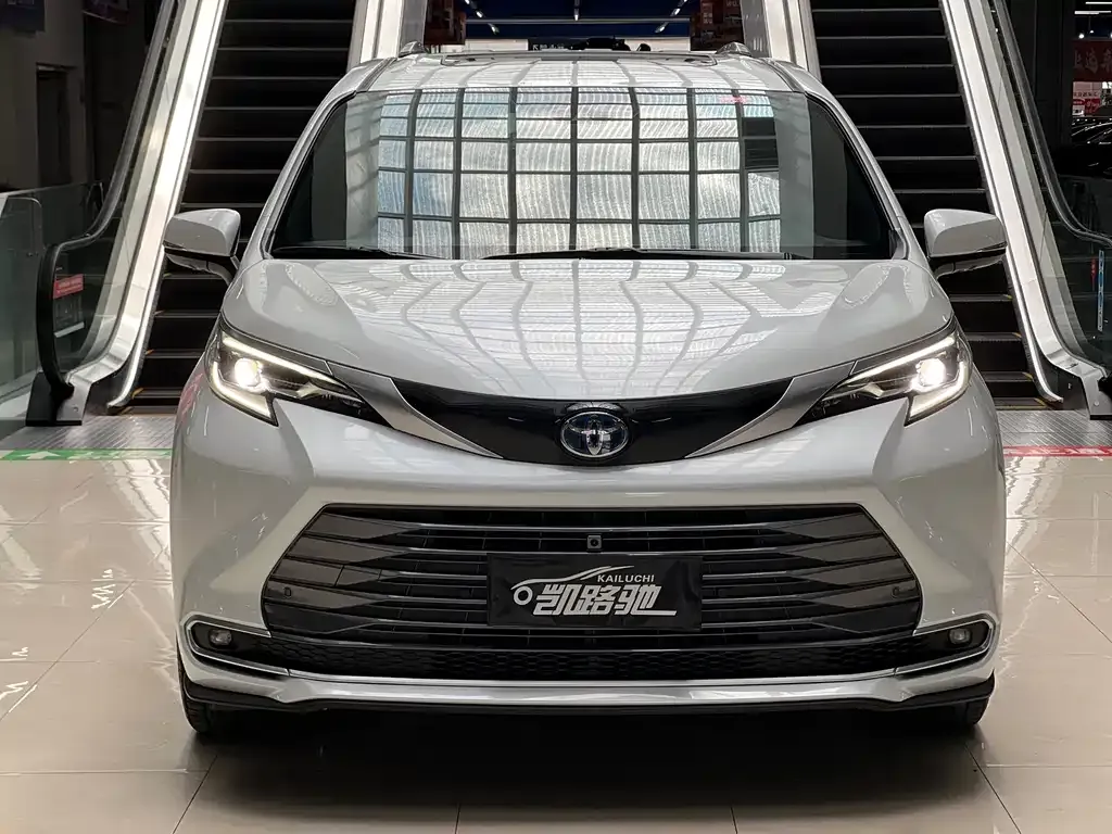Toyota Sienna — фото 9