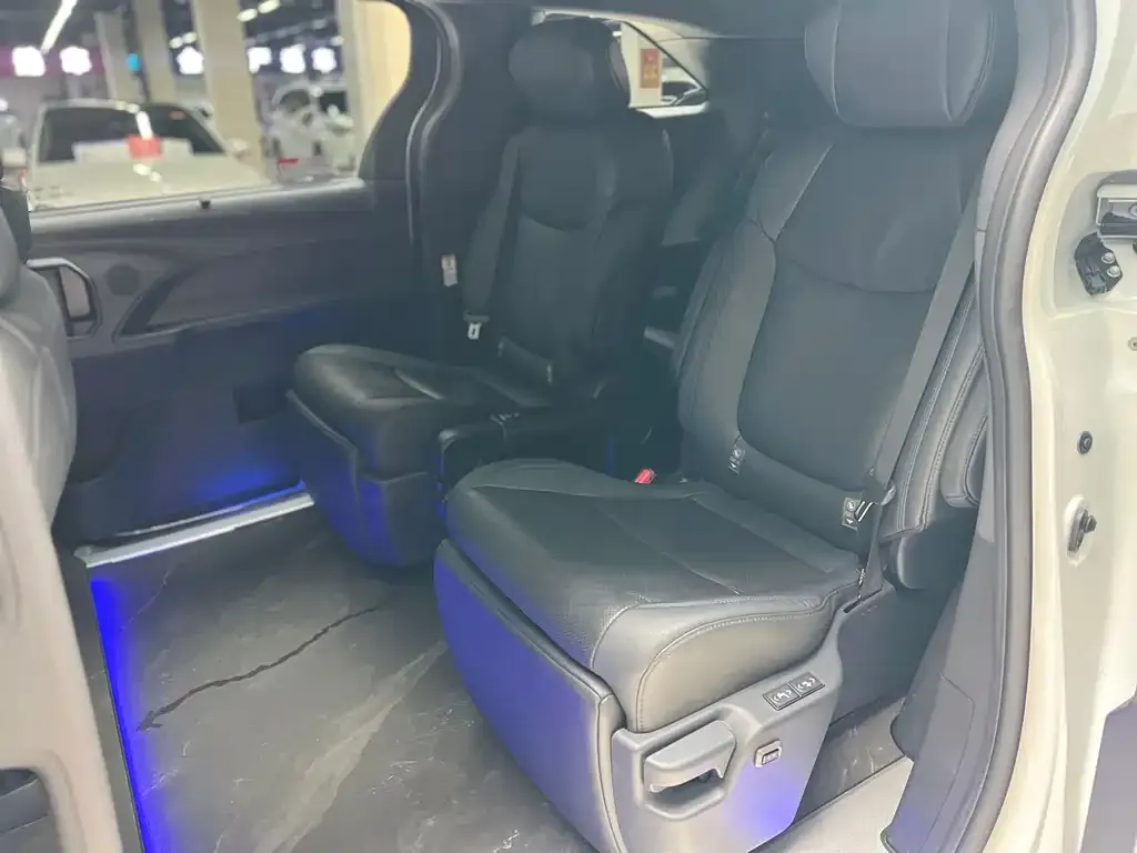 Toyota Sienna — фото 10