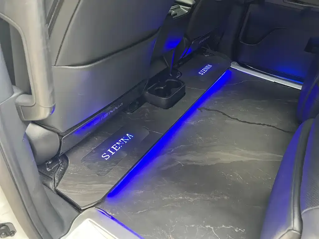 Toyota Sienna — фото 6