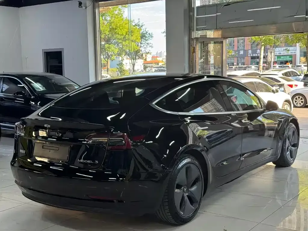 Tesla Model 3 — фото 2