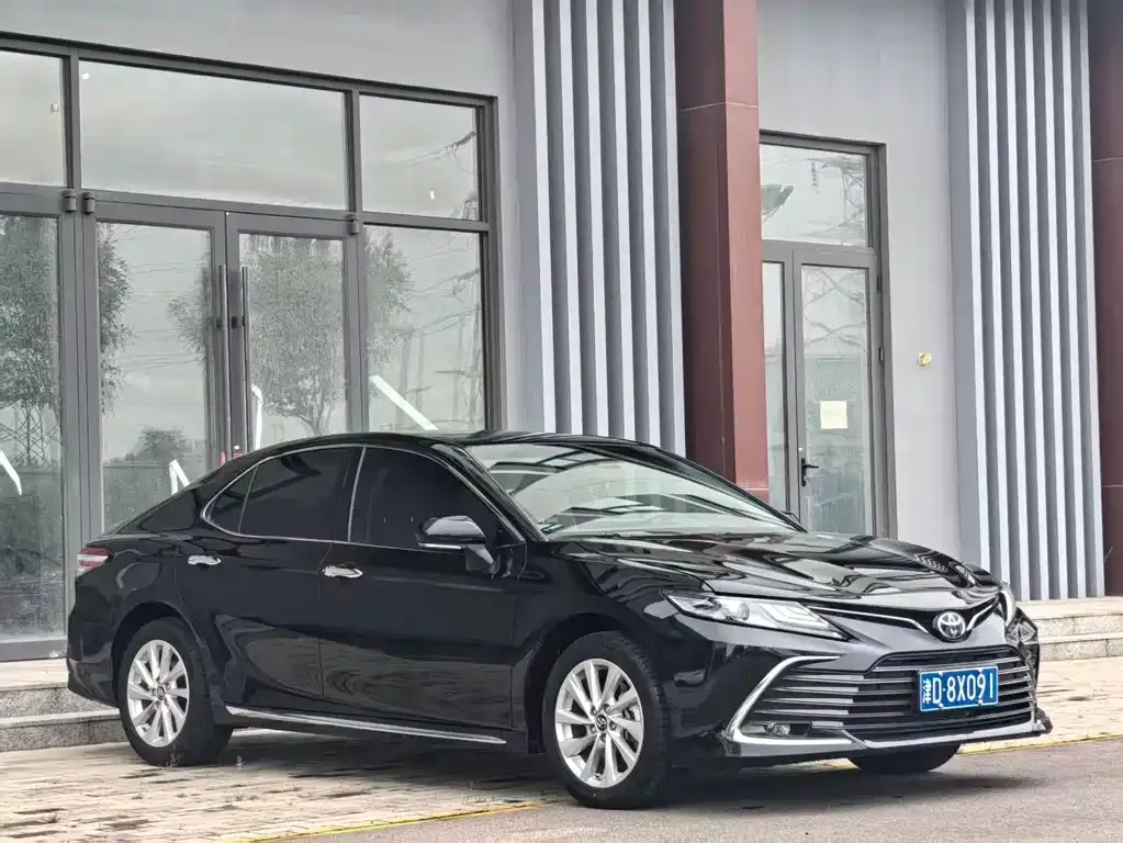 Toyota Camry — фото 1