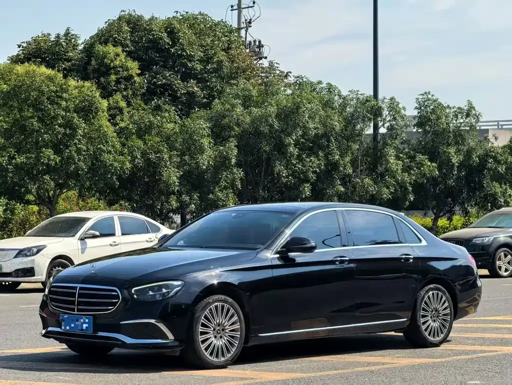 Mercedes-Benz E-Class — фото 1