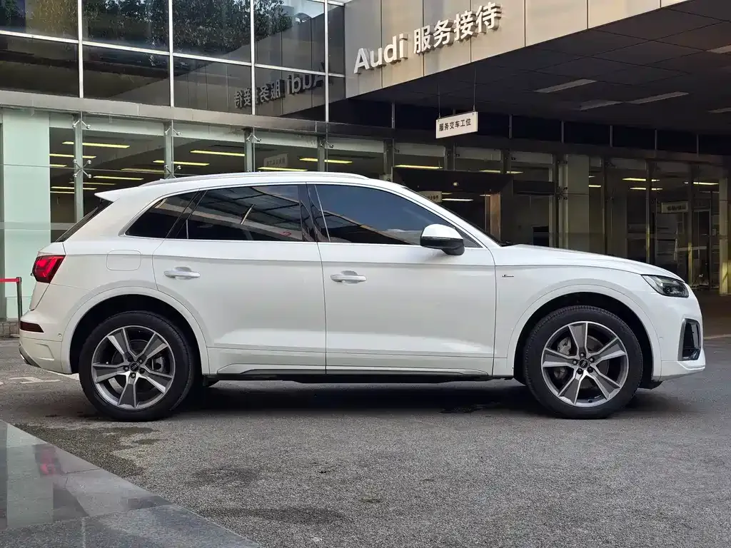 Audi Q5L — фото 5