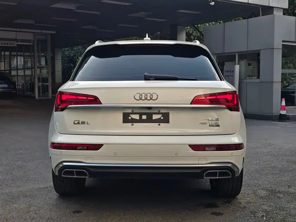 Audi Q5L — фото 10