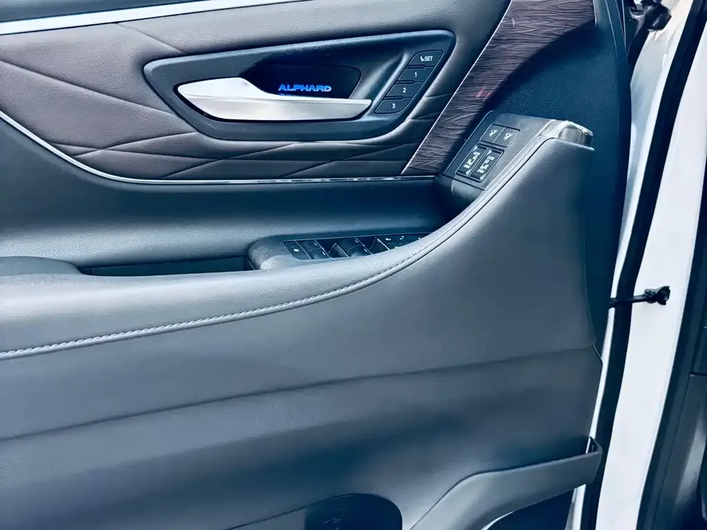 Toyota Alphard — фото 9