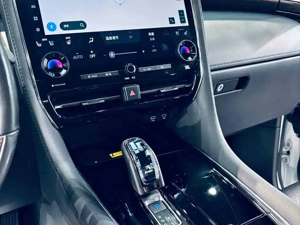 Toyota Alphard — фото 3