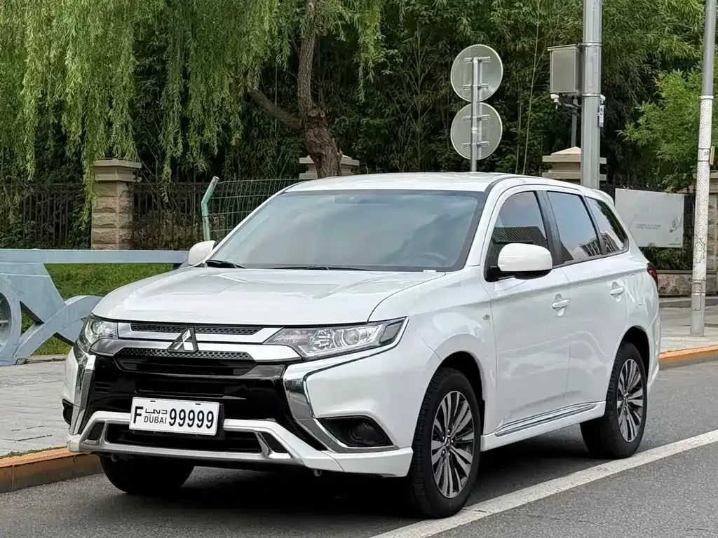 Mitsubishi Outlander — фото 1