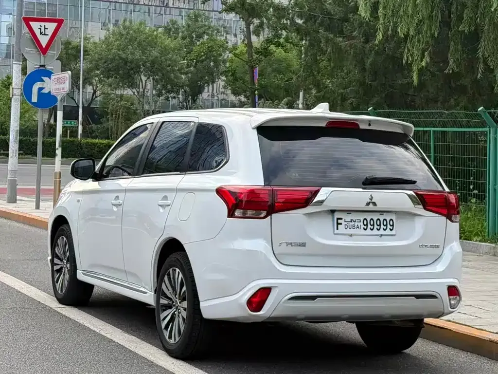 Mitsubishi Outlander — фото 4