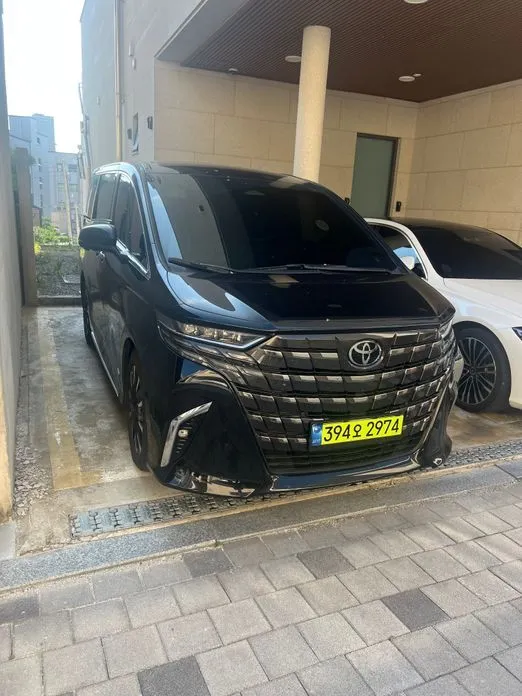 Toyota Alphard — фото 1