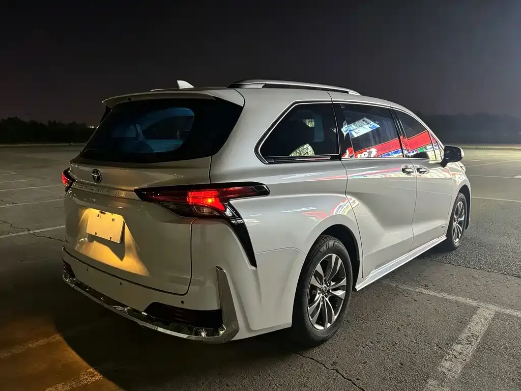 Toyota Sienna — фото 5