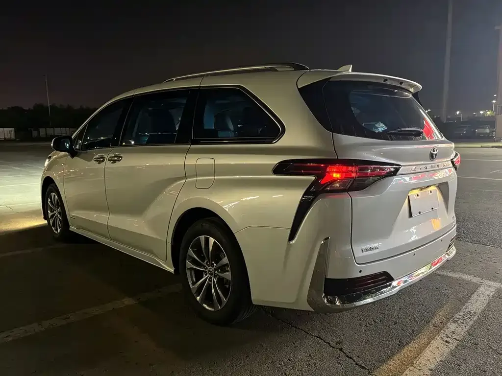 Toyota Sienna — фото 8