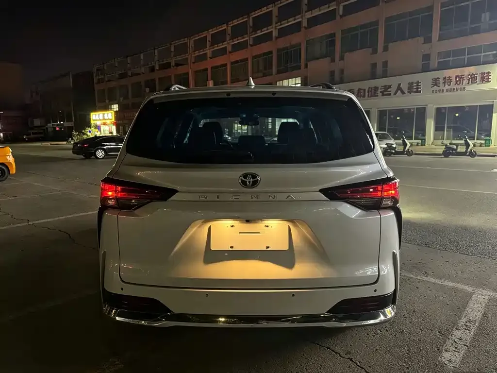 Toyota Sienna — фото 4
