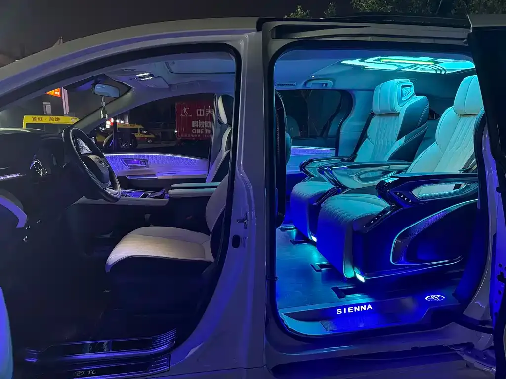 Toyota Sienna — фото 2