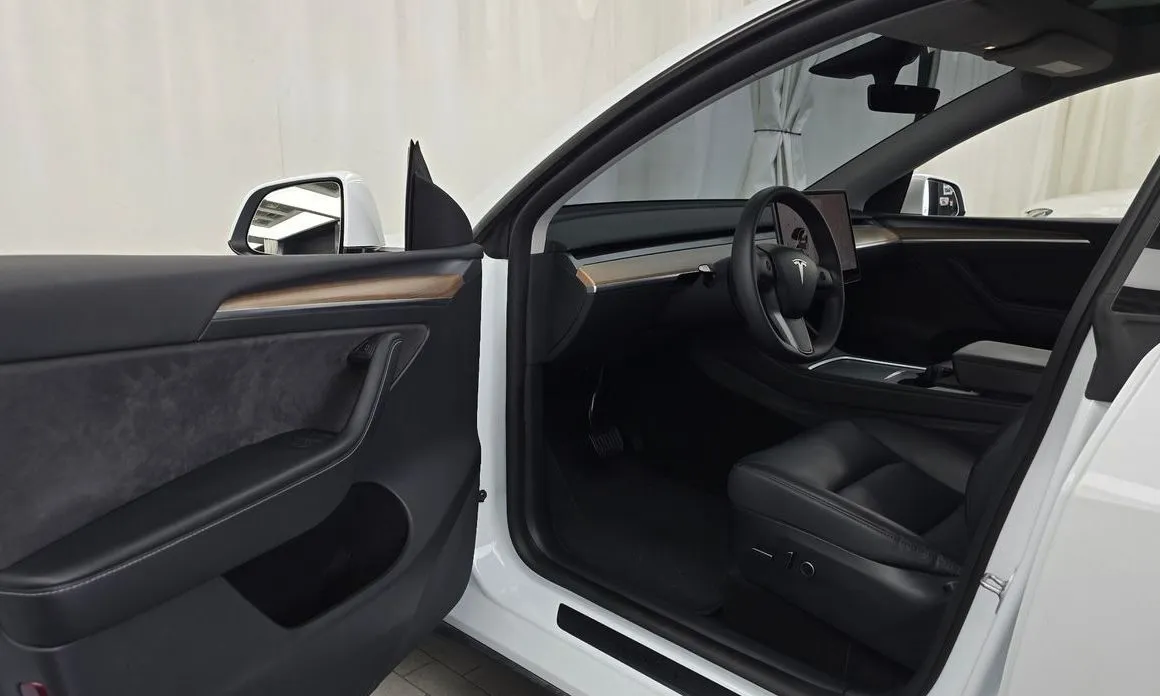 Tesla Model Y — фото 8