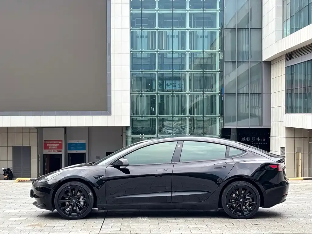 Tesla Model 3 — фото 10