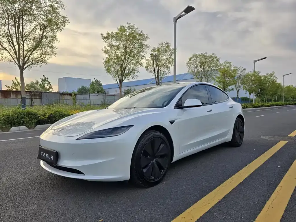 Tesla Model 3 — фото 1