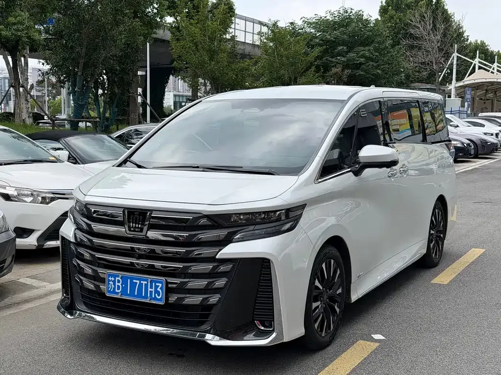 Toyota Vellfire — фото 1