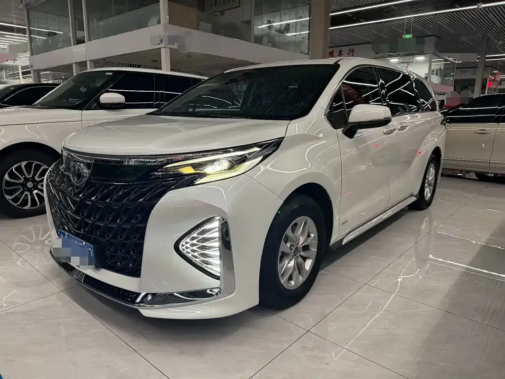 Toyota Granvia — фото 1