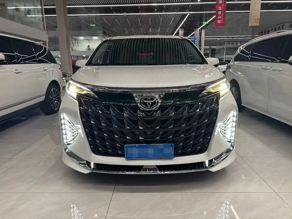 Toyota Granvia — фото 2