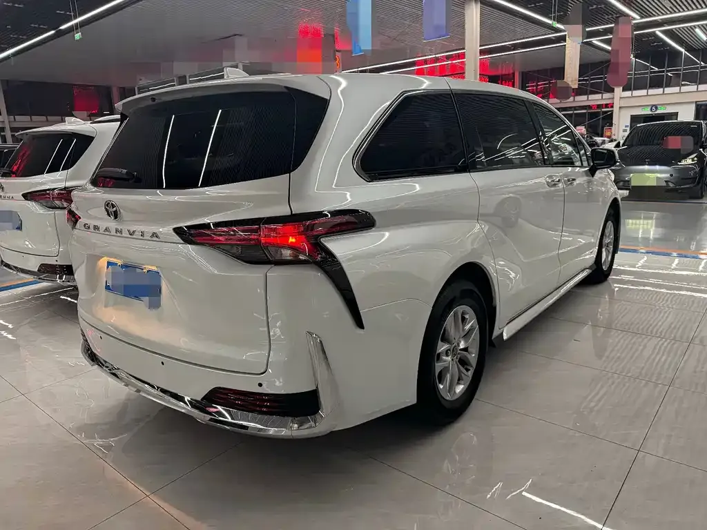 Toyota Granvia — фото 4