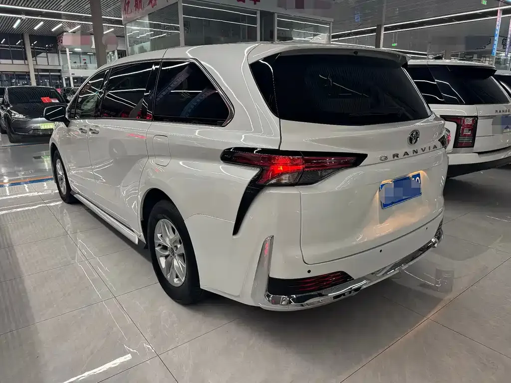 Toyota Granvia — фото 5