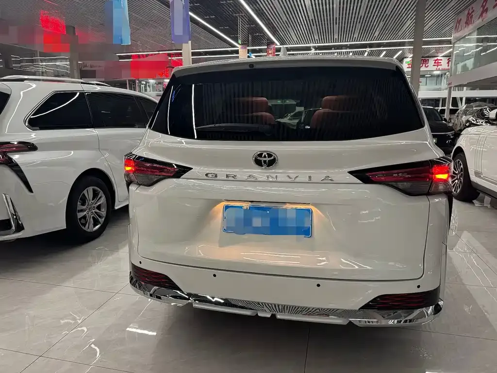 Toyota Granvia — фото 6