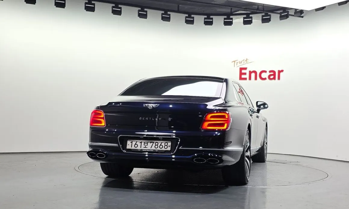 Bentley Flying Spur — фото 10