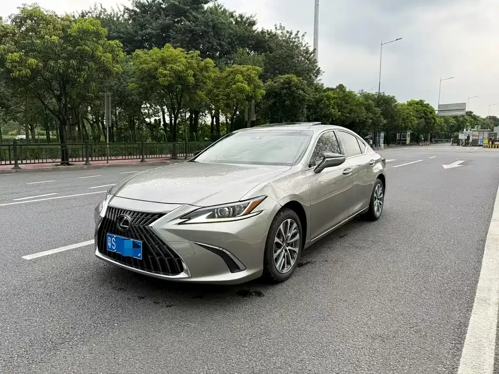 Lexus ES — фото 1