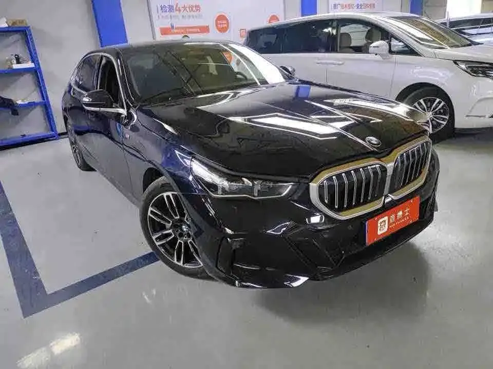 BMW 5 Series — фото 1