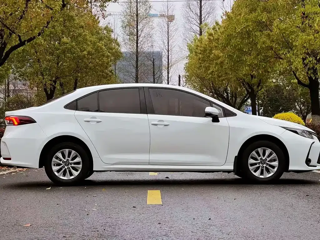 Toyota Corolla — фото 7