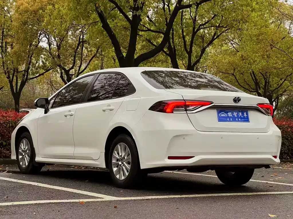 Toyota Corolla — фото 4