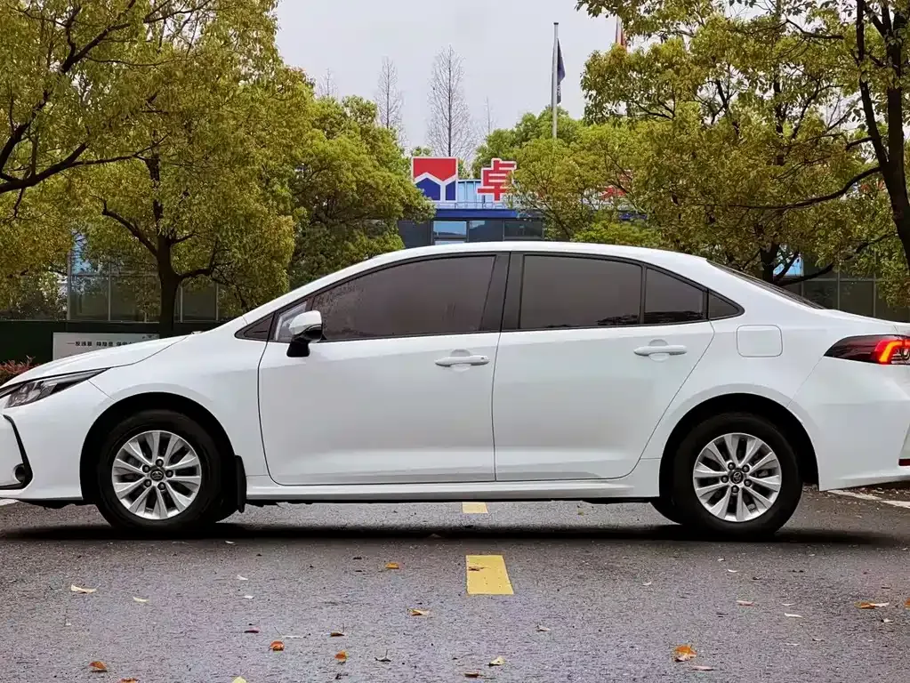 Toyota Corolla — фото 6