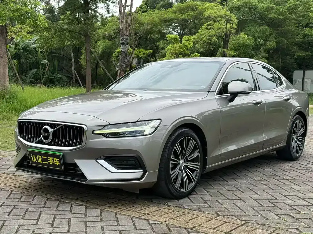 Volvo S60 — фото 1