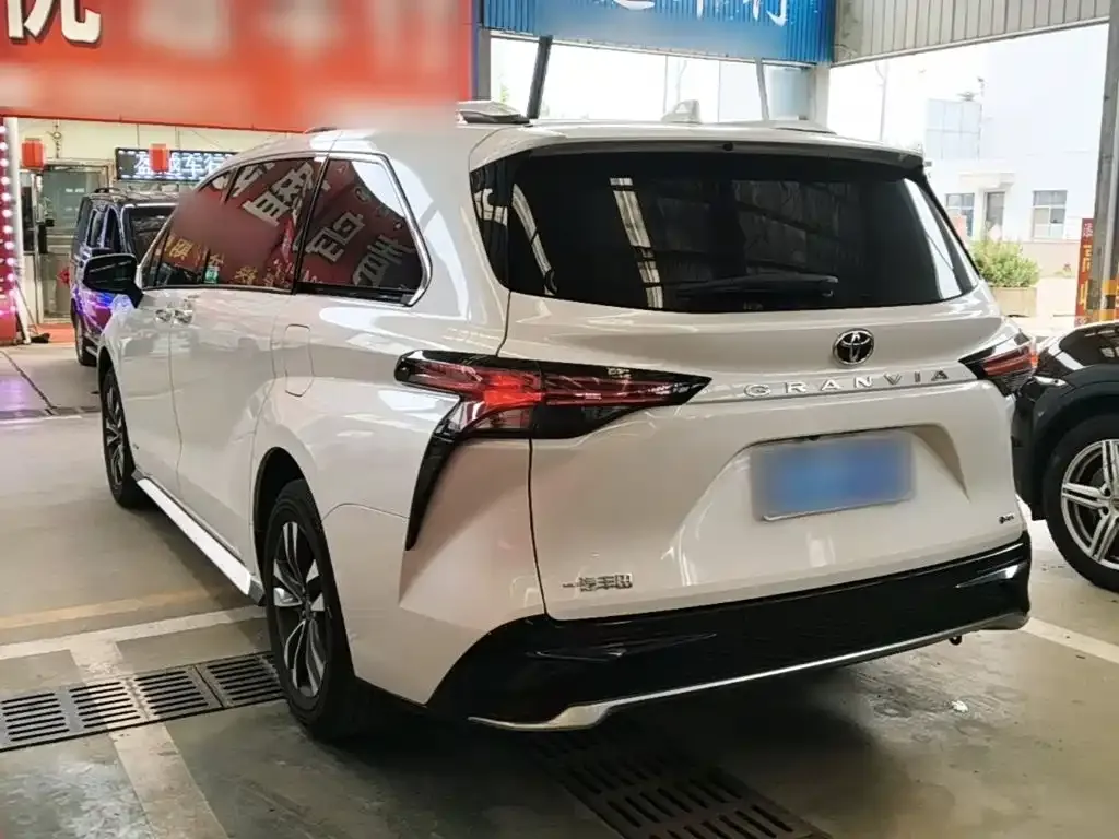 Toyota Granvia — фото 9