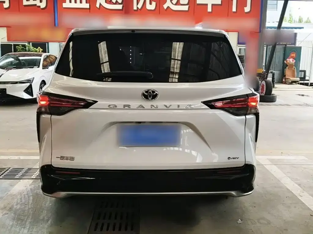 Toyota Granvia — фото 2