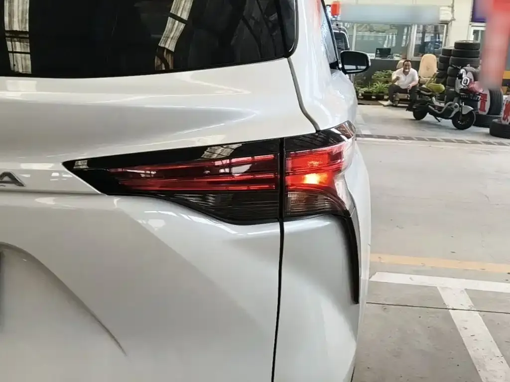 Toyota Granvia — фото 6