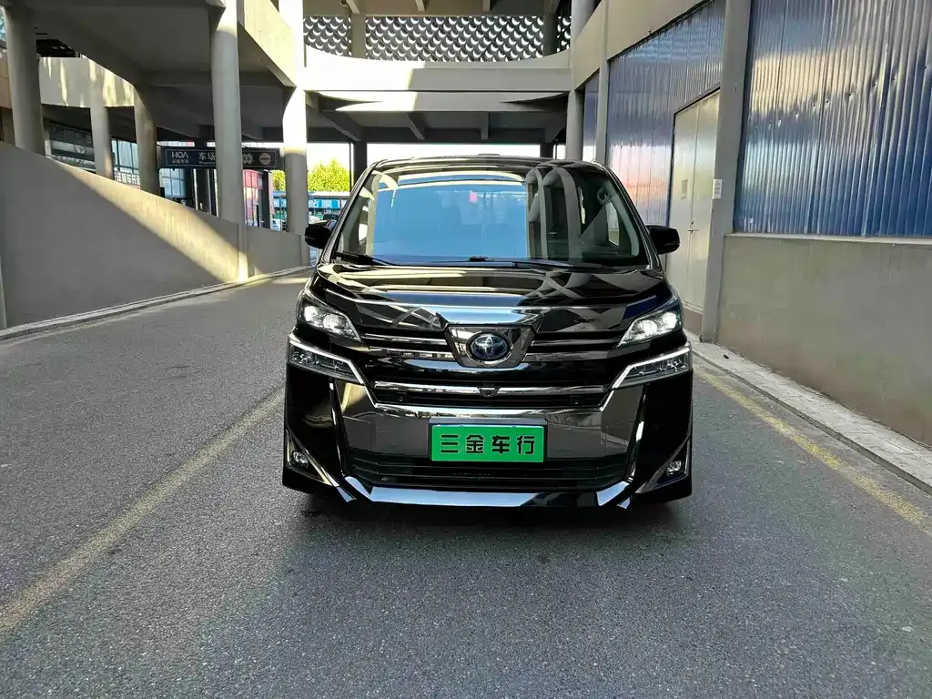 Toyota Vellfire — фото 1