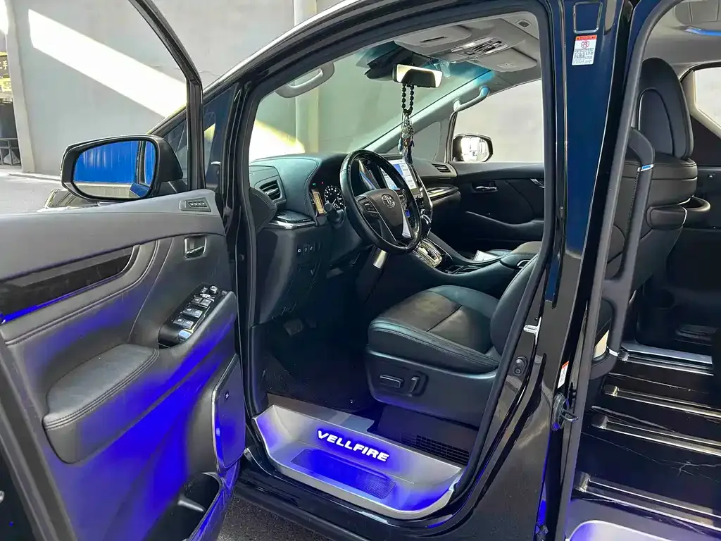 Toyota Vellfire — фото 2
