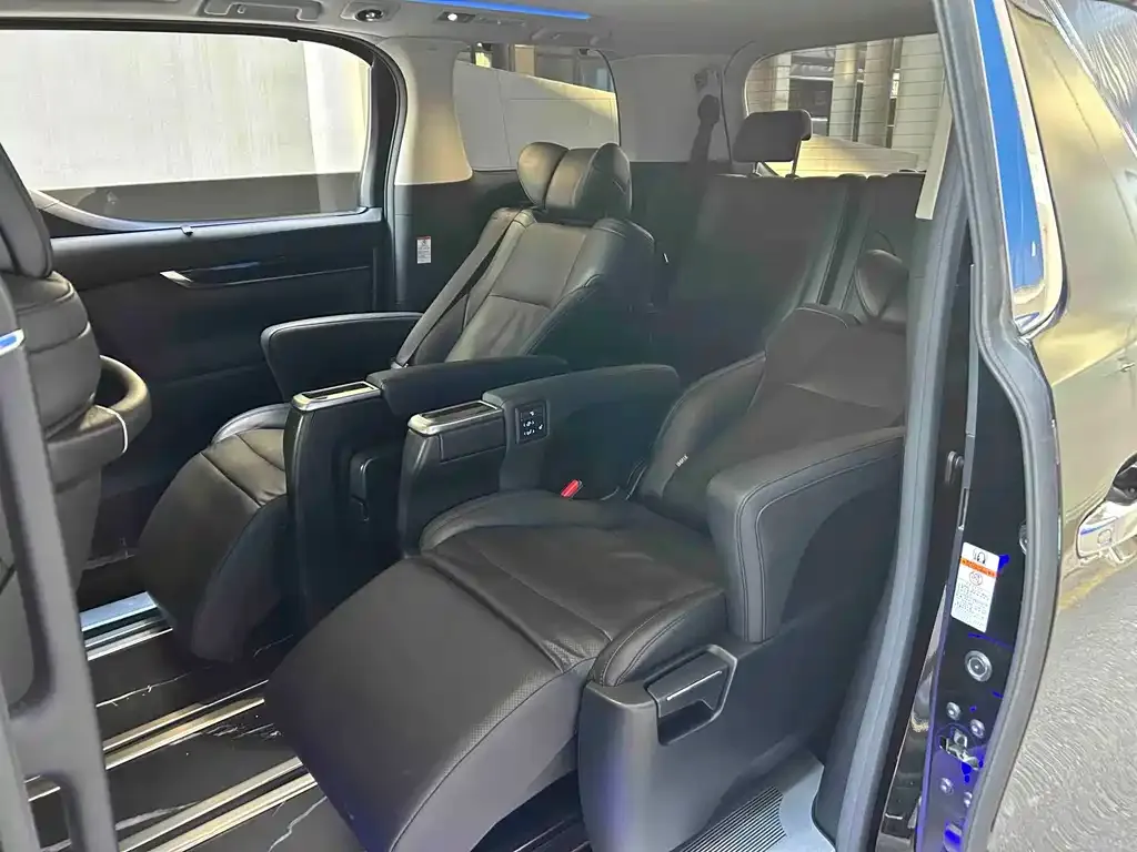 Toyota Vellfire — фото 3