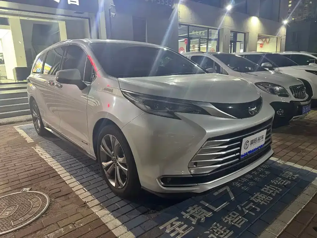 Toyota Sienna — фото 10