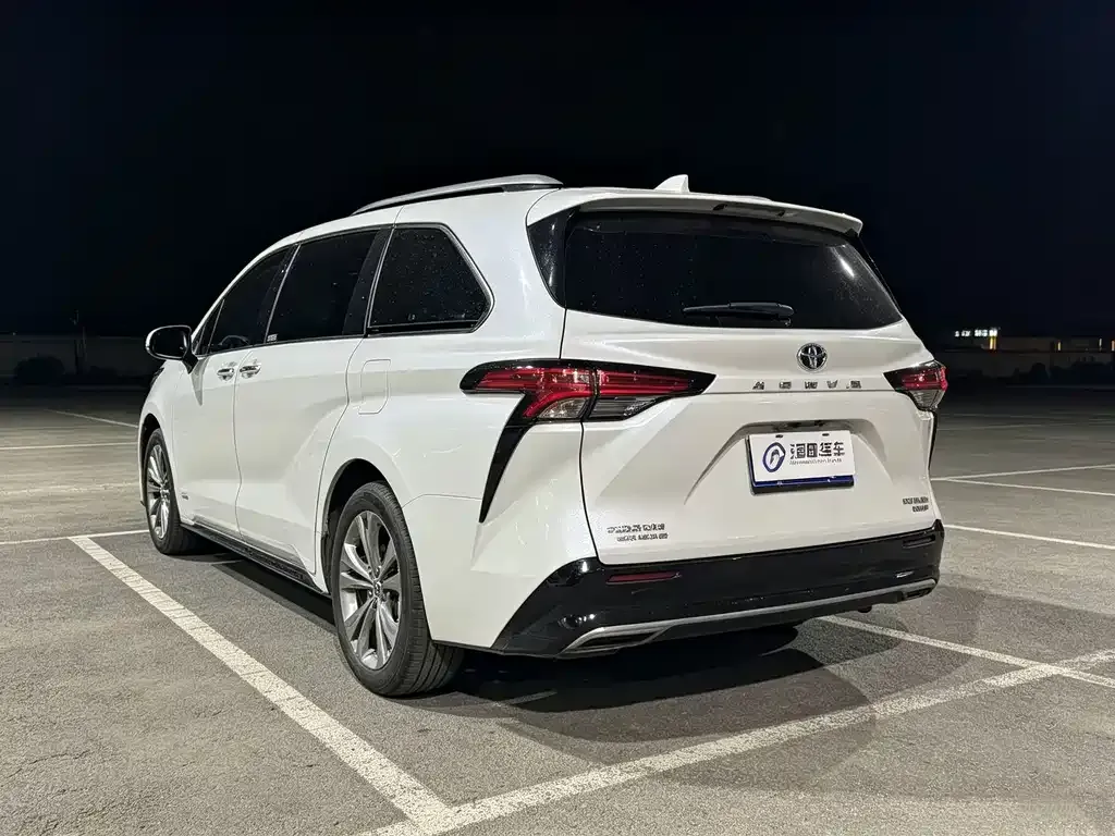 Toyota Sienna — фото 7