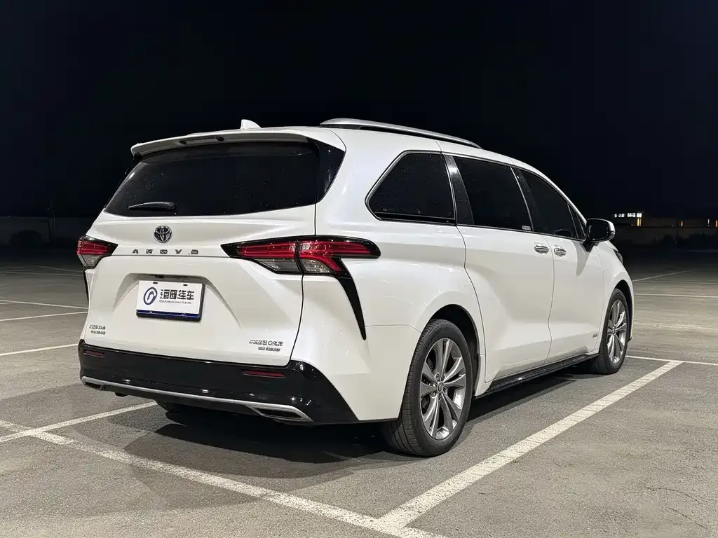 Toyota Sienna — фото 5