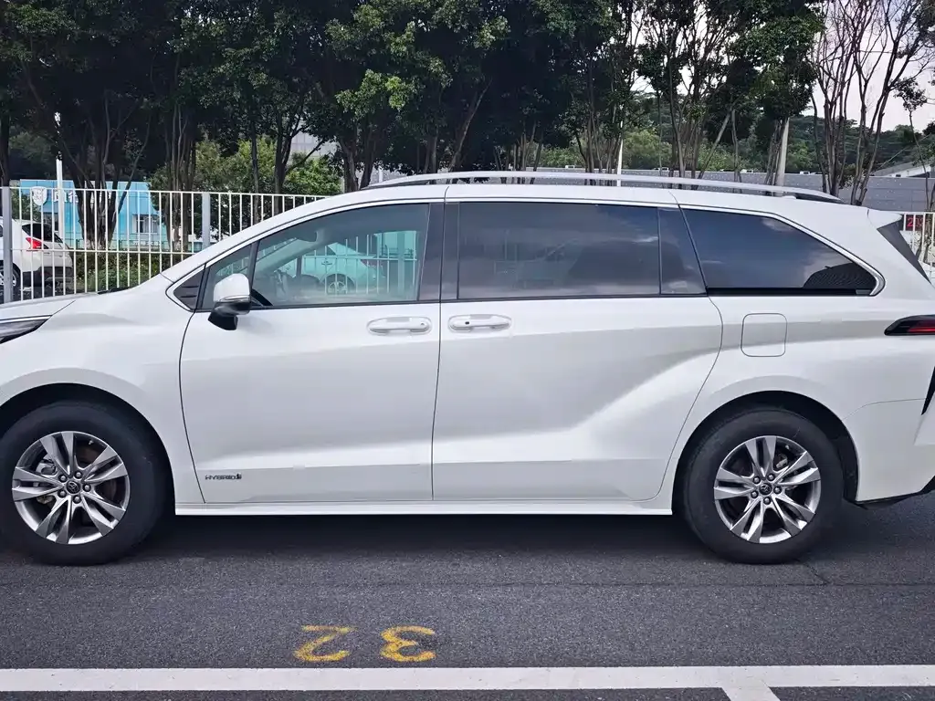 Toyota Sienna — фото 9