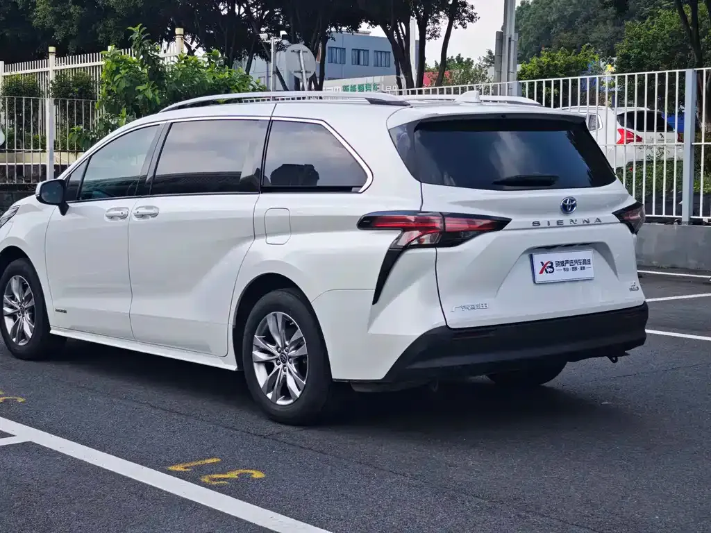 Toyota Sienna — фото 6
