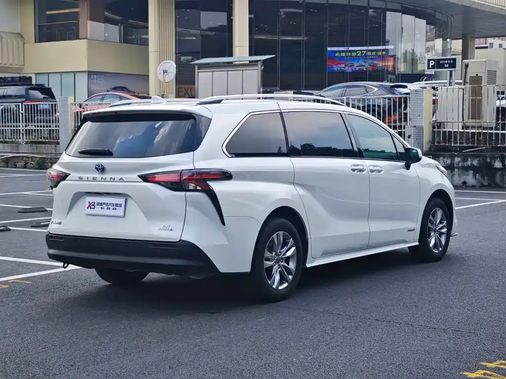 Toyota Sienna — фото 7