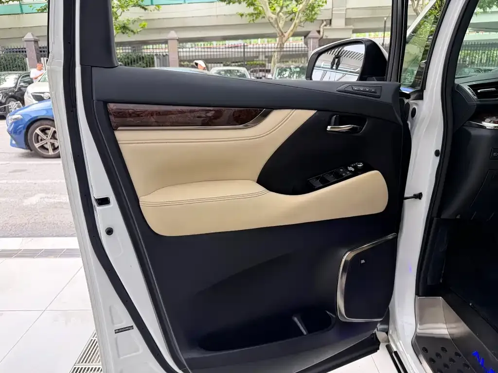 Toyota Alphard — фото 3