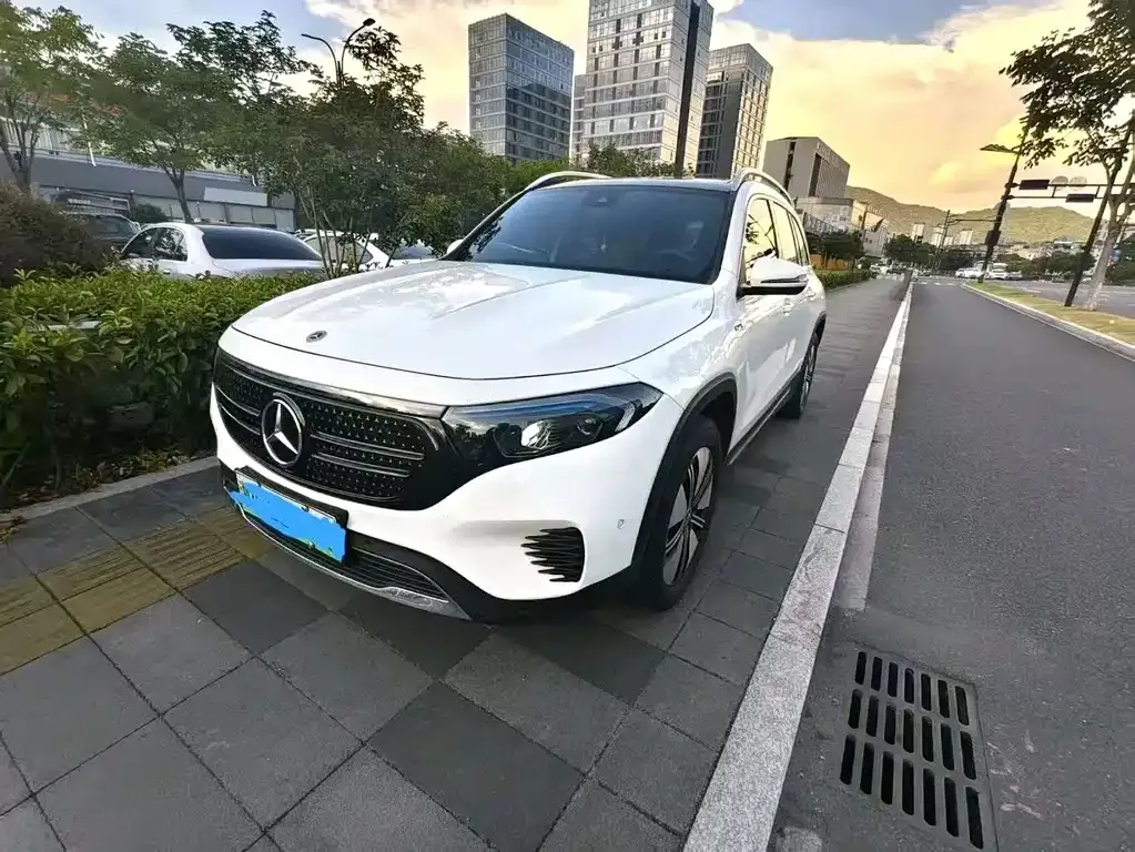 Mercedes-Benz EQB — фото 1