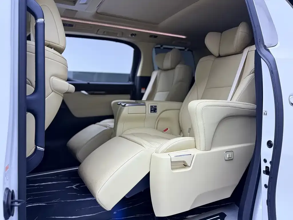 Toyota Alphard — фото 9