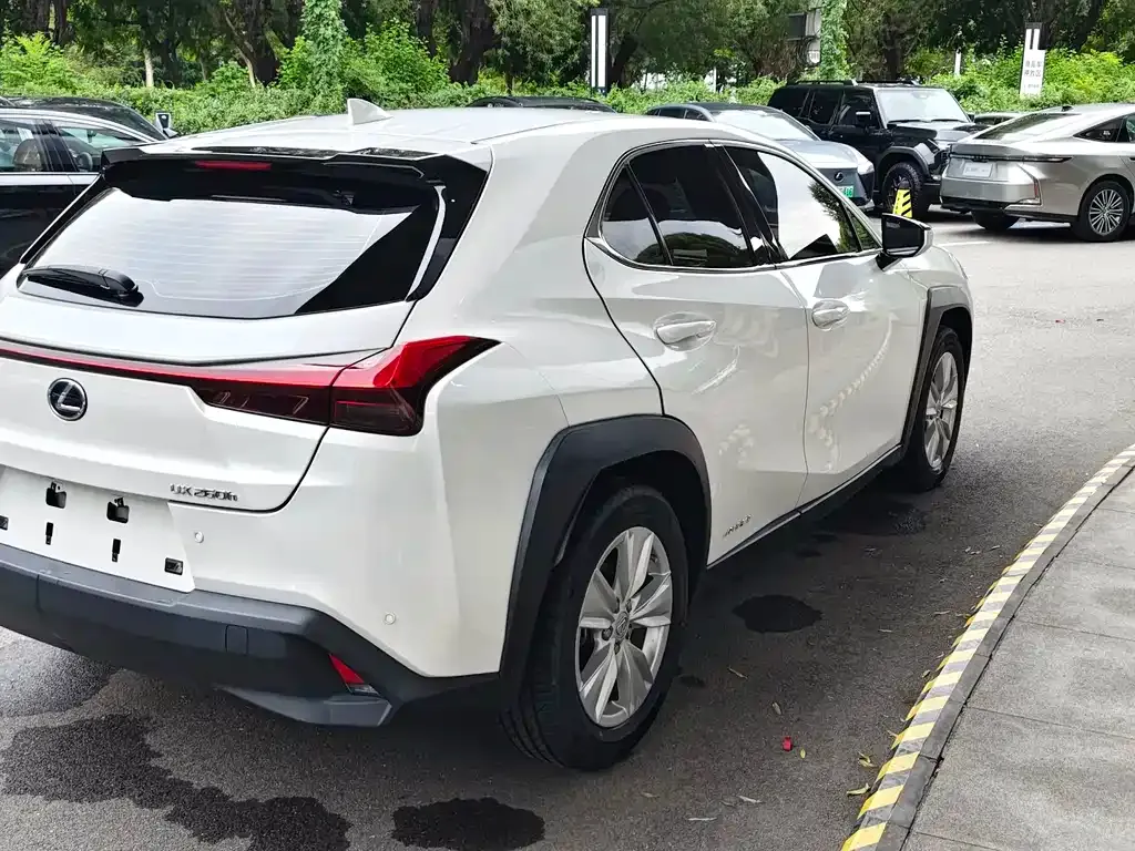 Lexus UX — фото 8