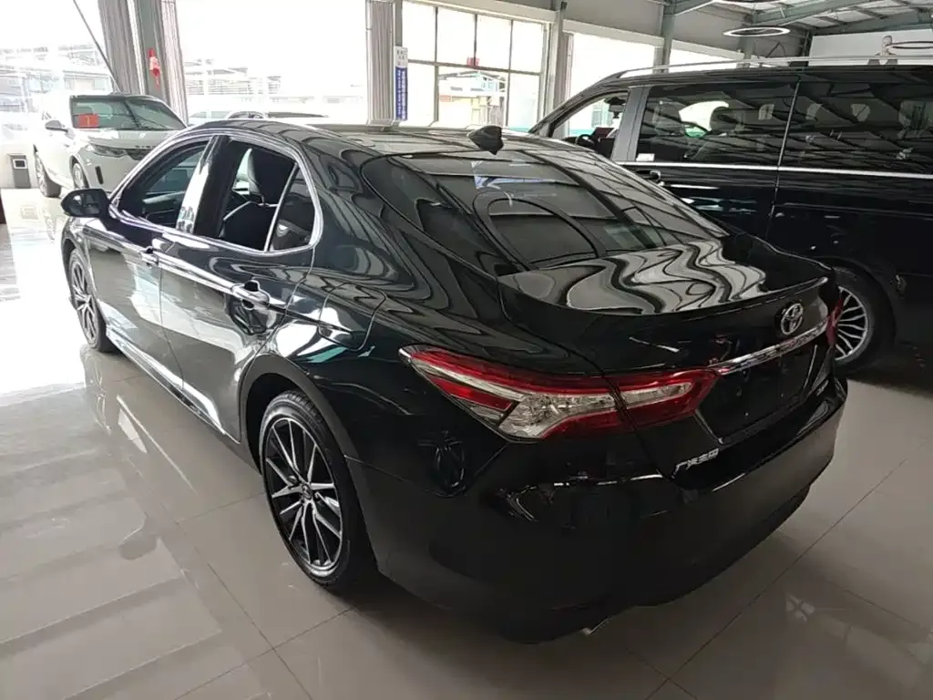 Toyota Camry — фото 5
